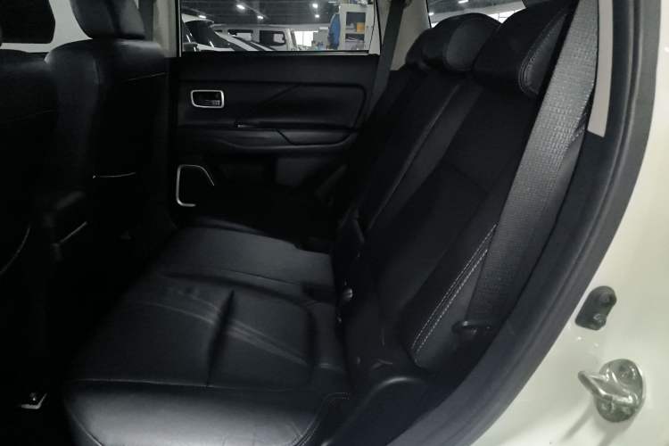 Used Mitsubishi Outlander 2018 2.0L Two-Wheel-Drive Jiale Edition 7-Seater