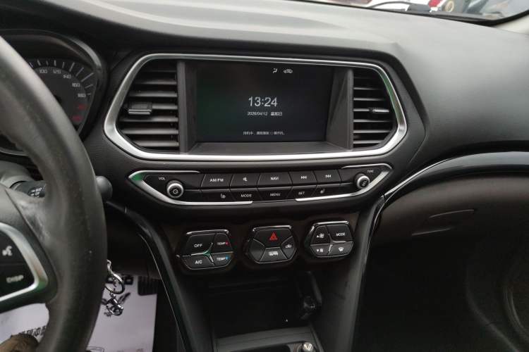 Used GAC Trumpchi GS4 2017 235T Manual Two-Wheel Drive Luxury Edition Audio And AC Panel