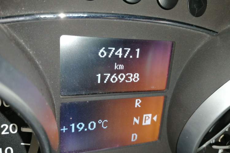 Used Mercedes-Benz R-Class 2017 R 400 4MATIC Exclusive Edition Odometer Close Up