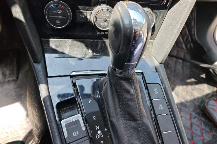 Used Volkswagen Lamando 2017 280TSI DSG Comfort Edition Gear Lever