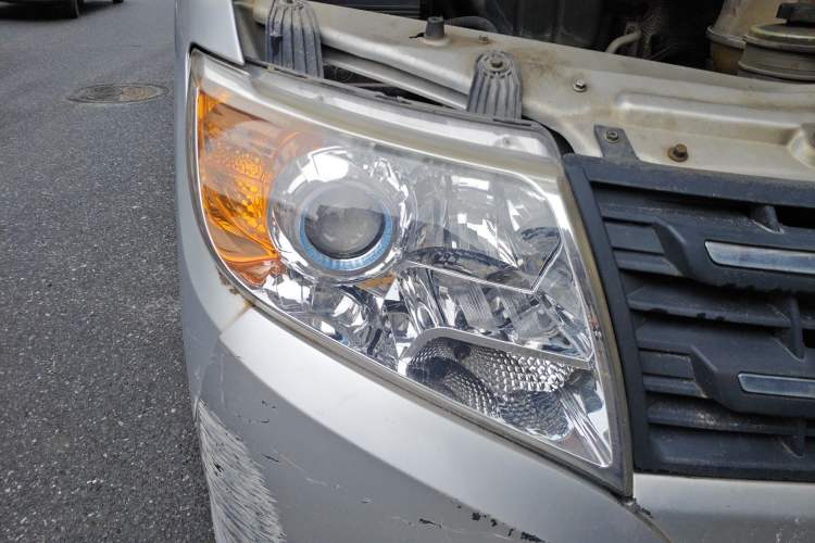 Used Dongfeng Yufeng 2014 2.5T YuliBao Logistics Vehicle Low-Trim Version with Short Wheelbase and Mid-Roof Design – ZD25