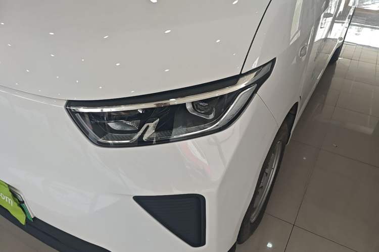 Used Wuling Yangguang 2024 300km Range Practical Window-Sealed Version 60kW Left Front Headlight