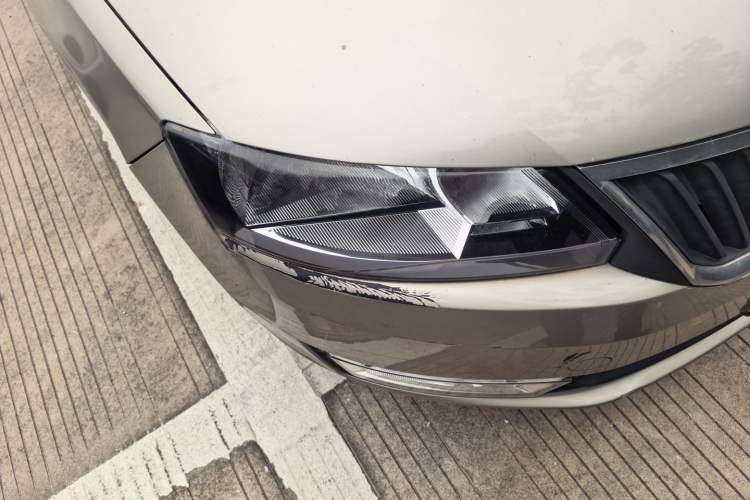 Used Skoda Rapid 2013 1.6L Automatic Smart Selection Model Right Front Headlight