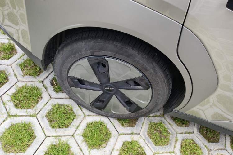 Used AION Y 2024 Plus 510 Intelligent Driving Version Right Rear Wheel Hub