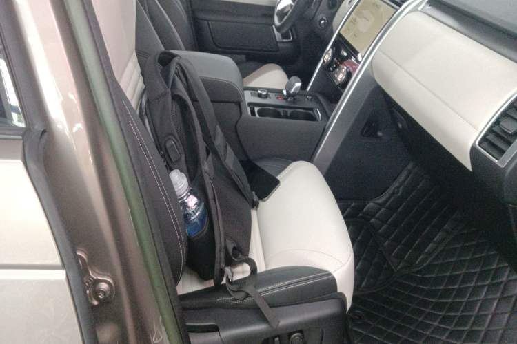 Used Land Rover Discovery 2023 Revised Version 360 PS R-Dynamic S Right Front Seat