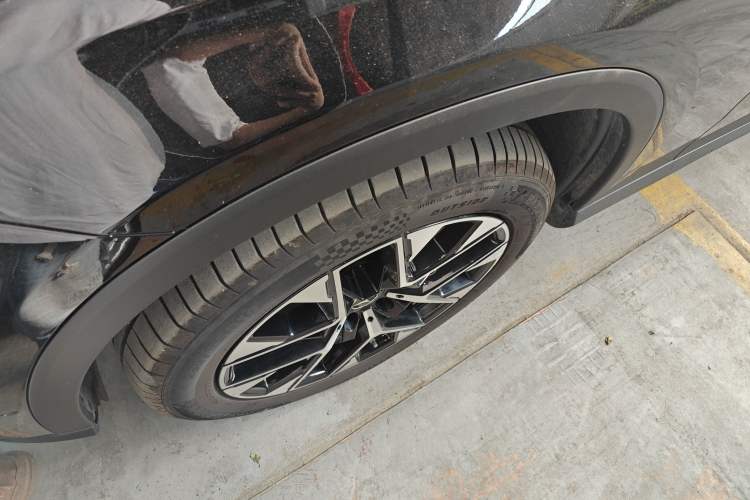 Used Mercedes-Benz GLC 2023 Facelift GLC 260 L 4MATIC Dynamic Version 5 Seats Left Front Wheel Hub