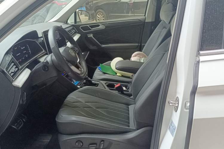 Used Volkswagen Tiguan L 2023 Restyled 330TSI Automatic Two-Wheel Drive R-Line Enhanced Comfort Version Left Front Seat