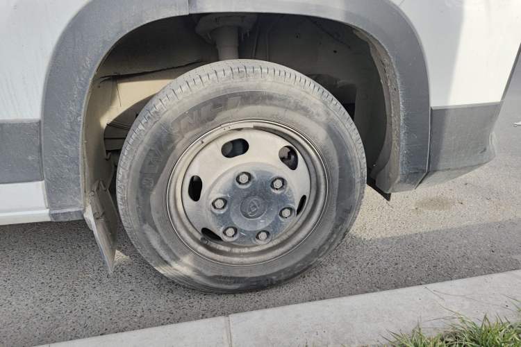 Used SAIC MAXUS Xintu V90 2024 Zhiyun 2.0T Manual Rear-Drive Extended-Wheelbase High-Roof Model with Dual Rear Tires and 3 Seats