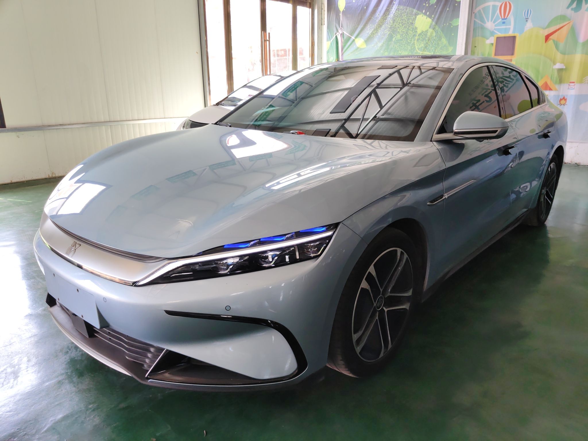 تحت مقدمة السيارة