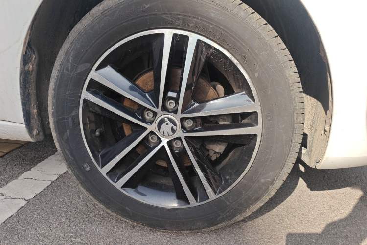 Used Skoda Rapid Spaceback 2016 Revised Version 1.6L Automatic Front-Drive Edition Right Front Wheel Hub