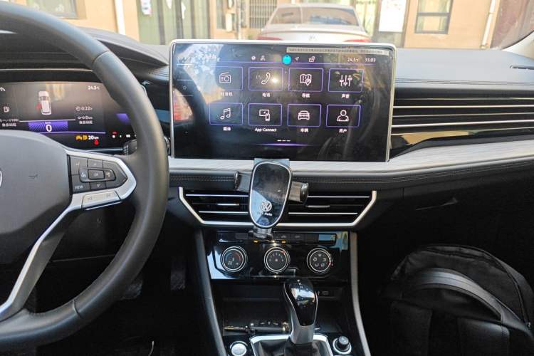 Used Volkswagen Sagitar 2023 300TSI DSG Excellence Edition Audio And AC Panel