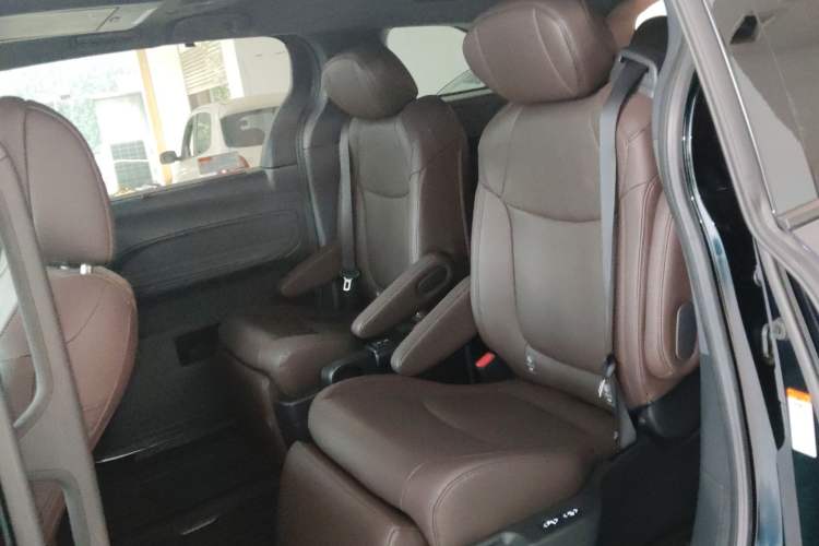 Used Toyota Granvia 2023 2.5L Hybrid Flagship VIP Edition