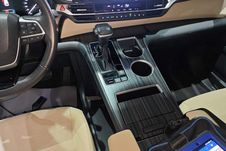 Used Toyota Granvia 2023 2.5L Hybrid Prestige VIP Edition Gear Lever