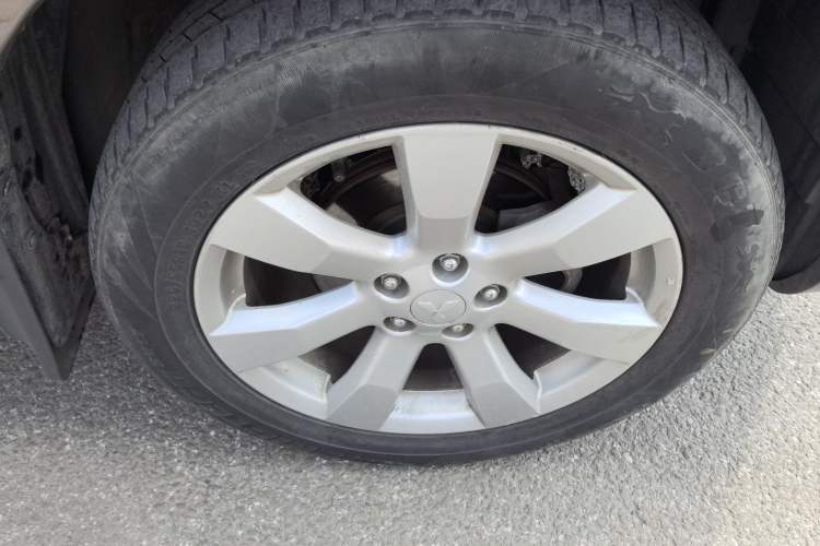 Used Mitsubishi Outlander 2011 Kicks 2.4 Fashion Edition