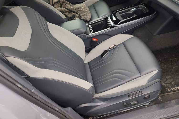 Used Volkswagen ID.4 CROZZ 2021 Long-Range PRO Two-Wheel Drive Version Right Front Seat