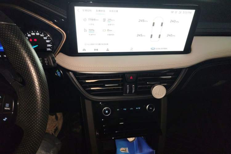 Used Ford Escape New Energy 2021 PHEV model Audio And AC Panel