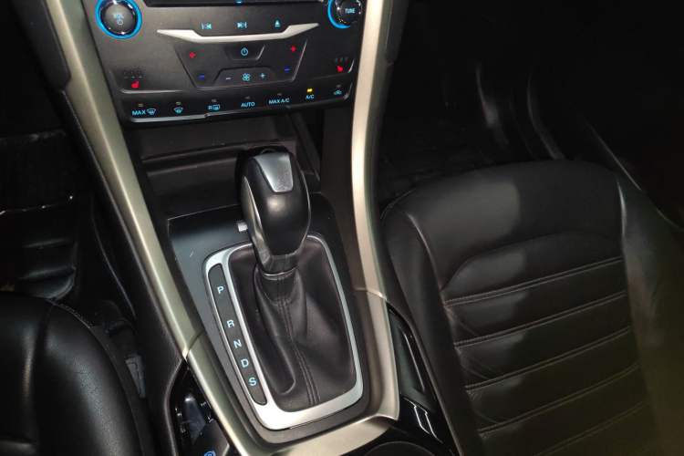 Used Ford Mondeo 2013 2.0L GTDi 200 Luxury Model Gear Lever