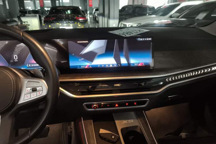 Used BMW X5 2023 xDrive 30Li Luxury M Sport Package Audio And AC Panel