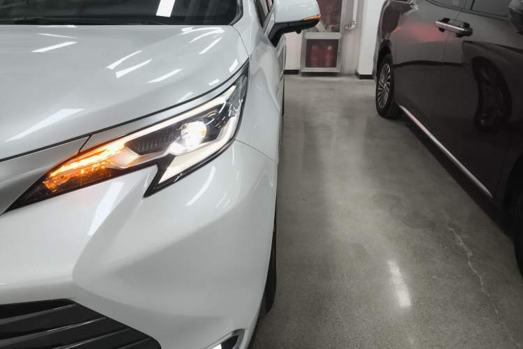 Used Toyota Sienna 2023 2.5L Hybrid Luxury Edition