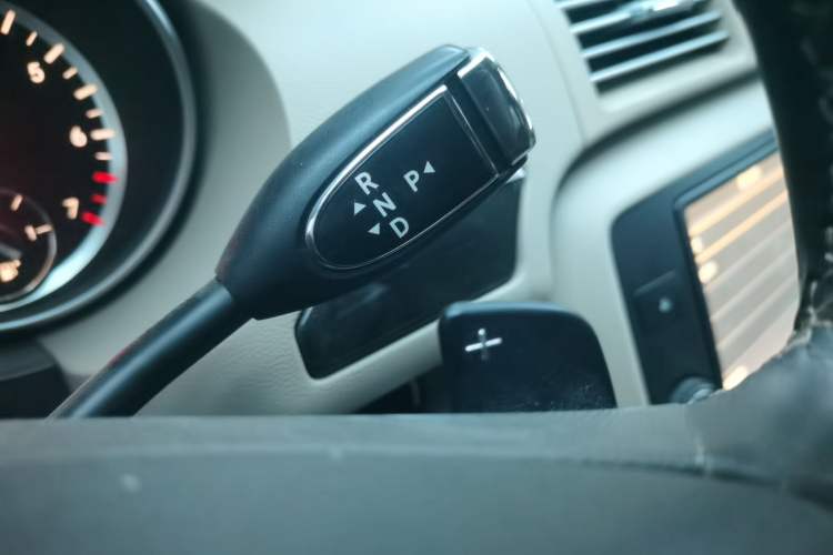 Used Mercedes-Benz R-Class 2017 R 320 4MATIC Business Edition Prestige Model Gear Lever