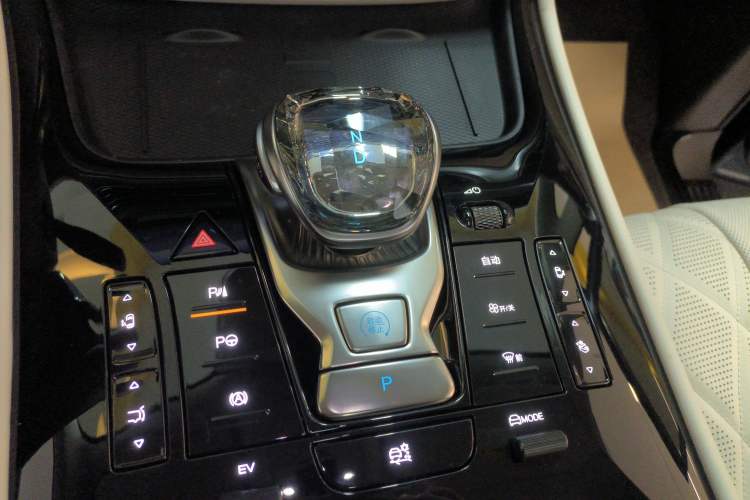 Used Denza D9 2025 DM-i Smart Drive 1020 Four-Wheel Drive Deluxe Model