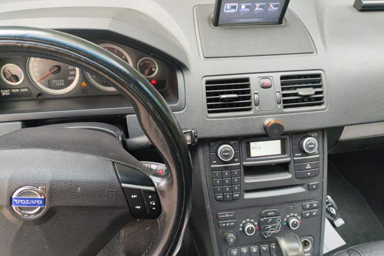 Used Volvo XC Classic 2014 T5 Luxury Edition Audio And AC Panel