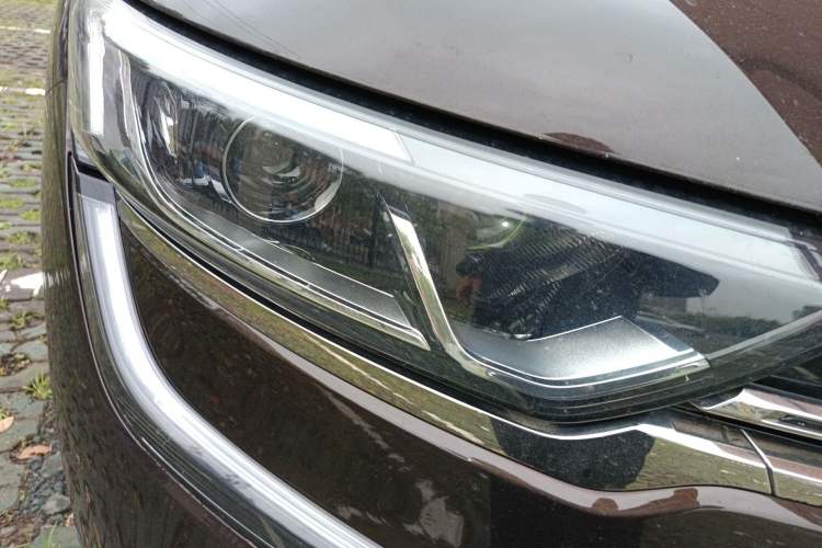 Used Renault Koleos 2017 2.5L Four-Wheel Drive Premium Edition Right Front Headlight