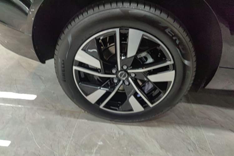 Used Volvo XC60 2026 B5 4x4 Smart Luxury Edition Right Rear Wheel Hub