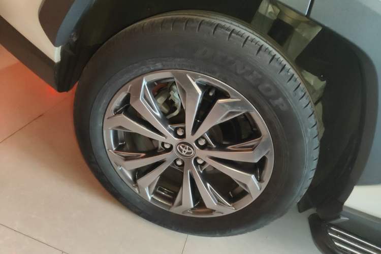 Used Toyota RAV4 2023 2.0L CVT Two-Wheel Drive 20th Anniversary Platinum Edition
