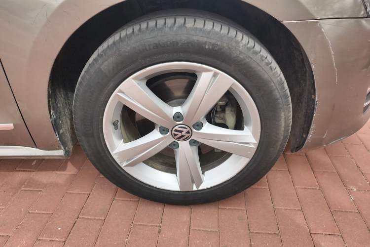 Used Volkswagen Passat 2014 1.8TSI DSG Prestige Edition Right Front Wheel Hub