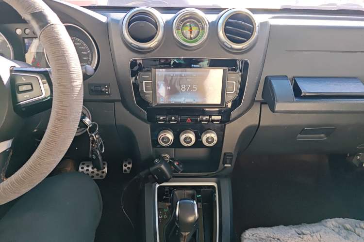 Used BAIC Off-Road BJ40 2016 40L 2.3T Automatic All-Wheel Drive Premium Edition Audio And AC Panel