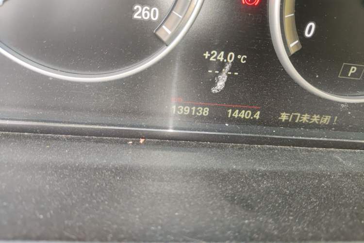 Used BMW 5 Series 2014 520Li Elegant Model Odometer Close Up