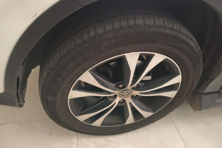 Used Toyota RAV4 2015 2.5L Automatic 4x4 Elite Edition Left Front Wheel Hub