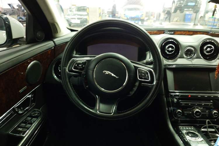 Used Jaguar XJ 2014 XJL 3.0 SC Two-Wheel-Drive Panoramic Business Edition Steering Wheel