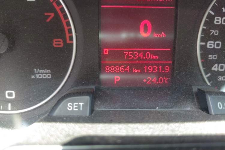 Used Audi A4L 2012 2.0 TFSI automatic standard version Odometer Close Up