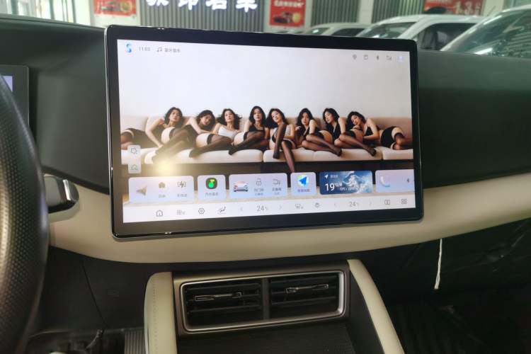 Used BYD Yuan UP 2025 Intelligent Driving Version 401 km Leading Edition Audio And AC Panel