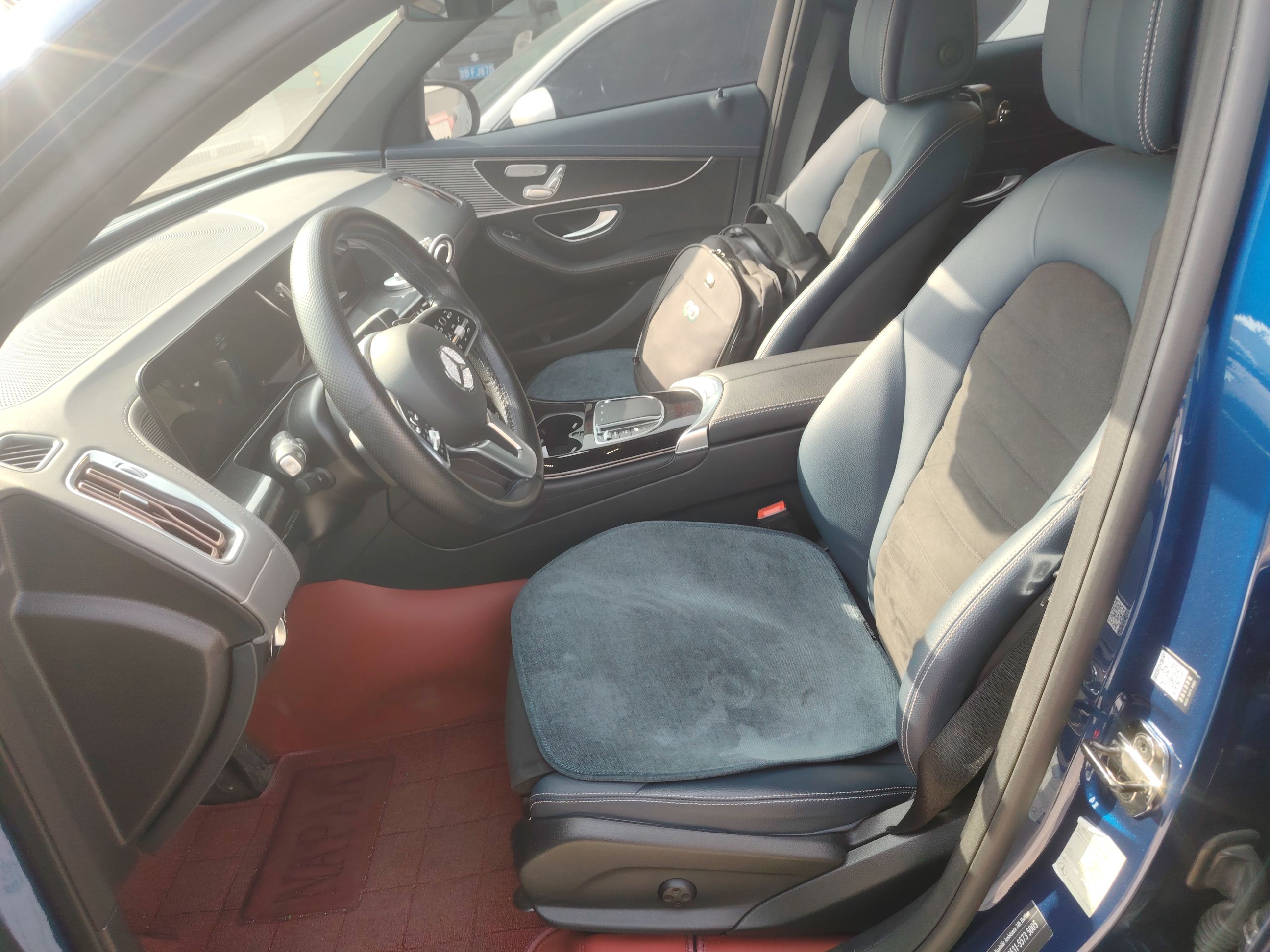 Переднее сиденье в автомобиле