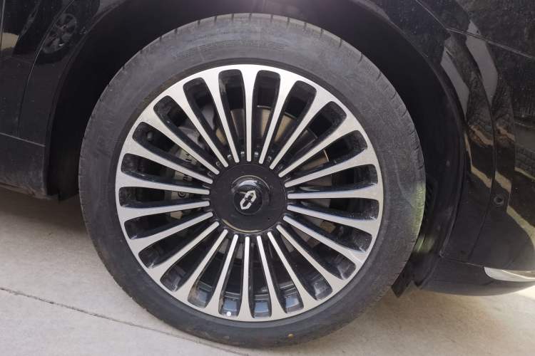 Used Hima AITO M9 2024 Range-Extended Ultra Version 42 kWh 6-Seater Model Right Front Wheel Hub