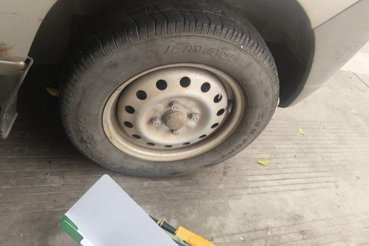 Used Wuling Zhiguang 2010 1.0L Liye Edition Right Front Wheel Hub