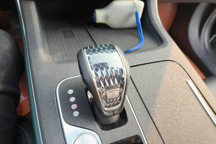 Used GAC Trumpchi GS8 2022 Linghang Series 2.0 TGDI Two-Wheel-Drive Luxury Smart Connectivity Version (7 Seats) Gear Lever