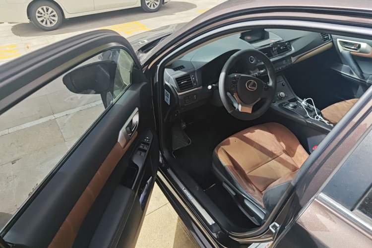 Used Lexus CT 2015 CT200h Chocolate Edition
