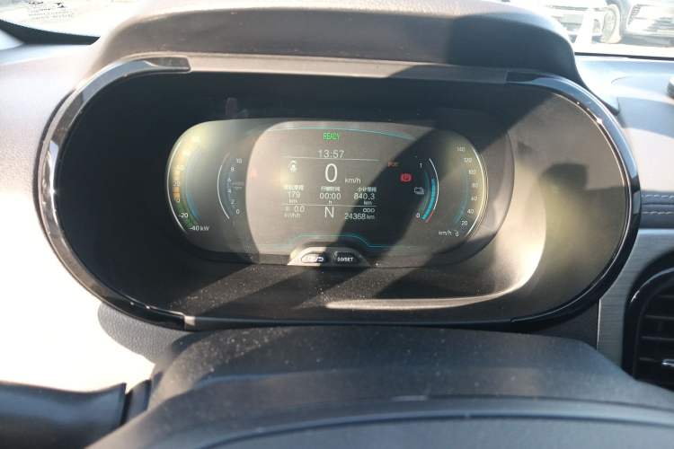 Used Chery Little Ant 2022 Restyled Version Sweet Pink Edition Half-Sugar Version 30.6 kWh 30 kW 301 km Instrument Cluster