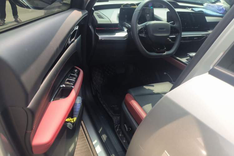 Used CHANGAN OSHAN Z6 2023 Blue Whale 2.0T Automatic Zhiyuan Model Driver Seat