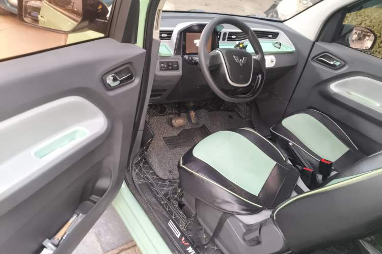 Used Wuling Hongguang MINIEV 2021 Macaron Fashion Model Lithium Iron Phosphate Driver Seat