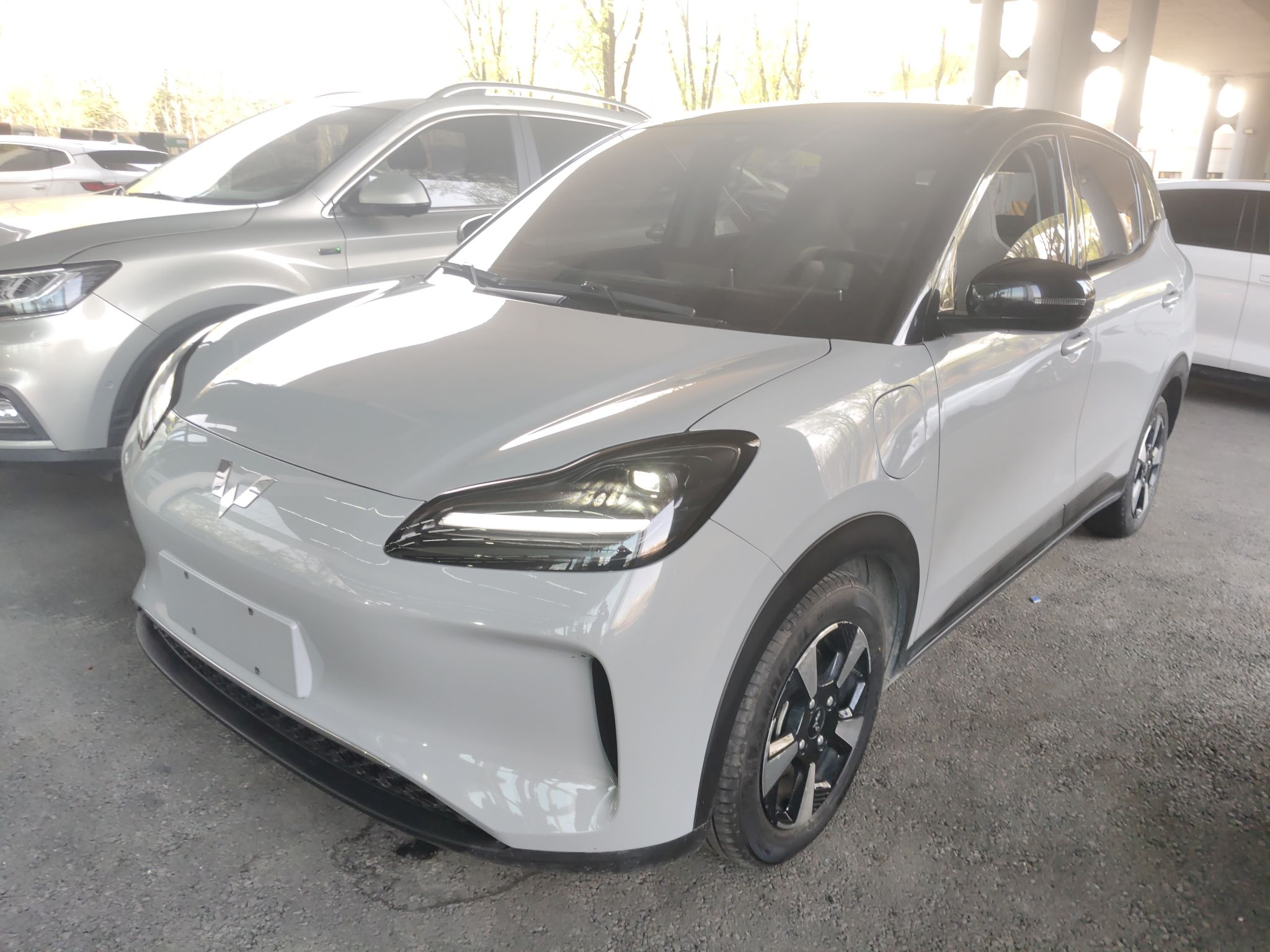 Под передней частью автомобиля