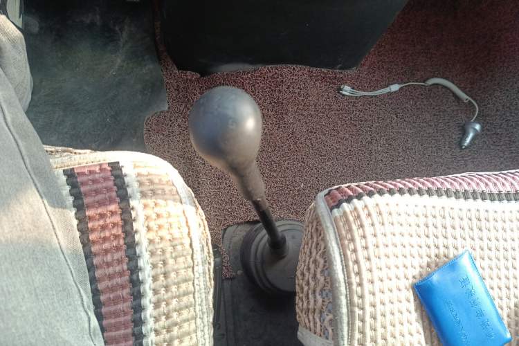 Used Iveco Daily 2021 2.8T V40 VAN厢式 Cargo Van 3-Seater Long Wheelbase Mid-Roof Design Dual Tires Manual Door