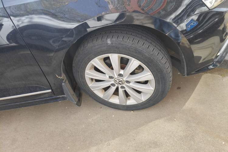 Used Volkswagen Sagitar 2015 1.6L Manual Comfort Model Right Front Wheel Hub