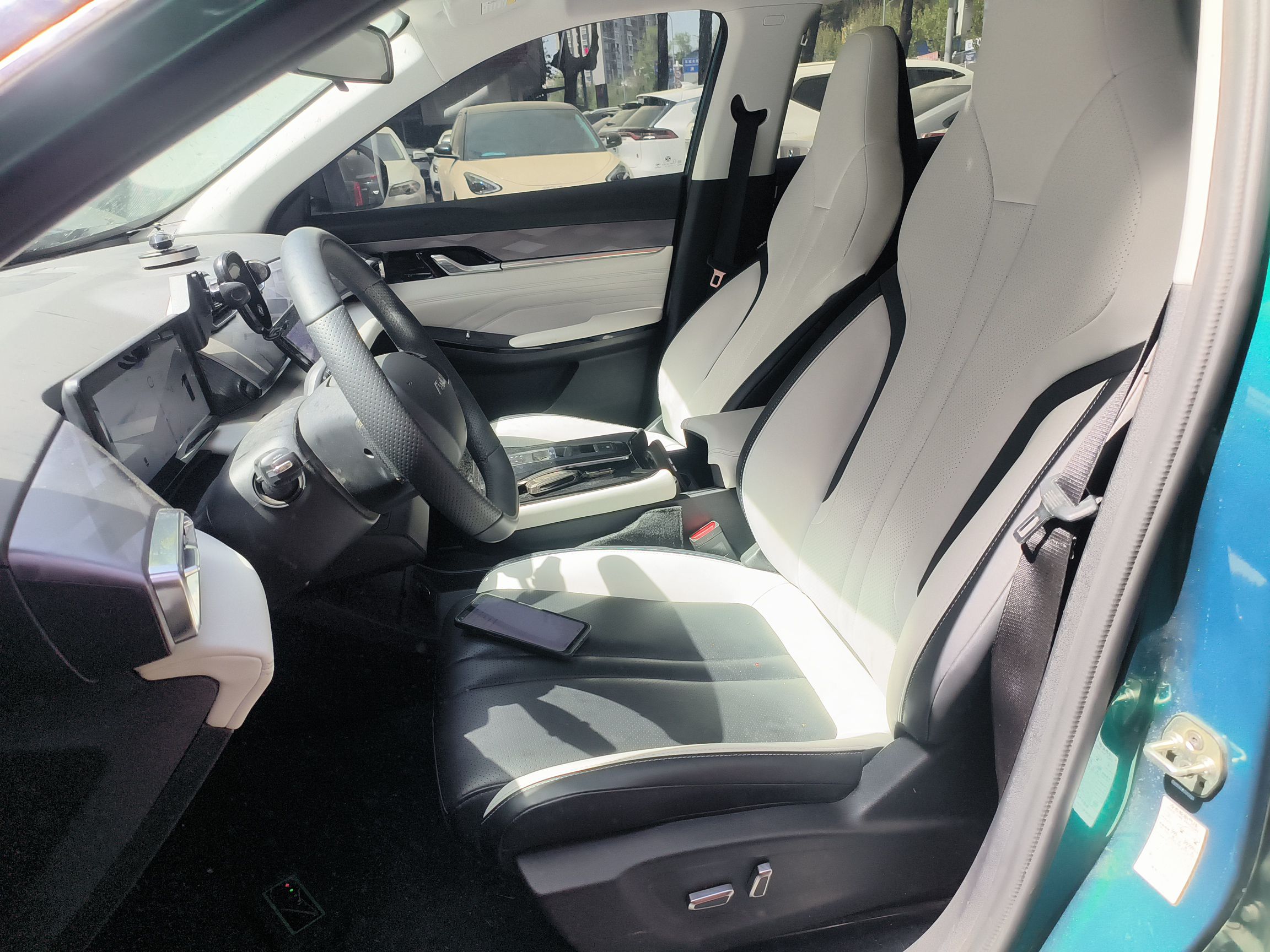 المقاعد الأمامية داخل السيارة