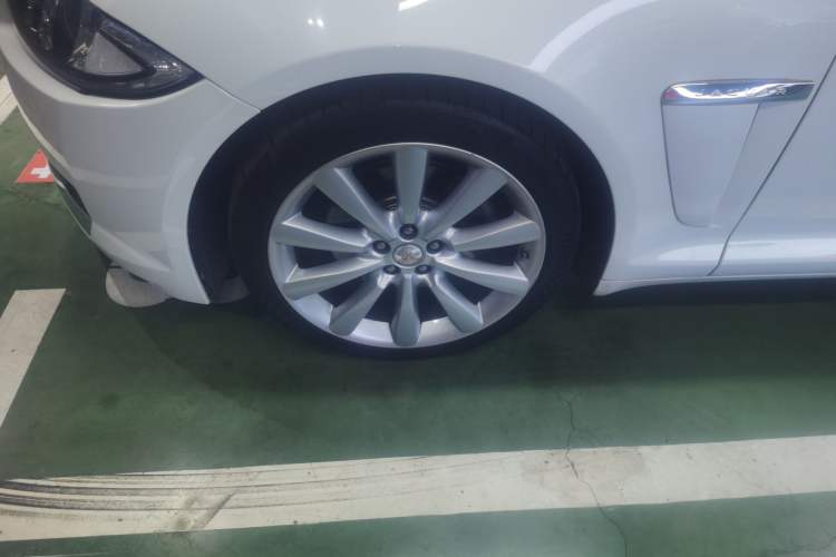 Used Jaguar XF 2015 XF 2.0T 80th Anniversary Limited Edition Luxury Model Exterior 4