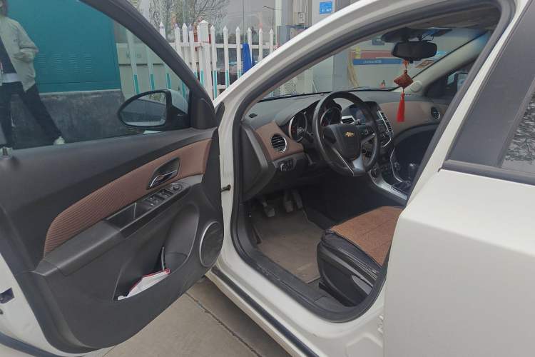 Used Chevrolet Cruze 2013 Hatchback 1.6L Manual Luxury Model Driver Seat